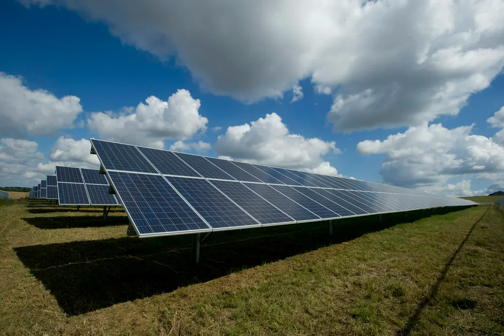 Gran planta de paneles solares fotovoltaicos